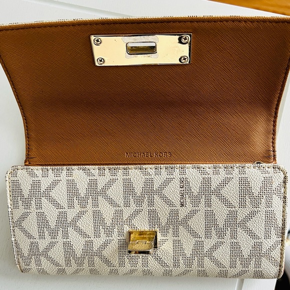 Michael Kors Callie Carryall monogrammed coated canvas handbag in vanilla Wallet - Picture 5 of 6